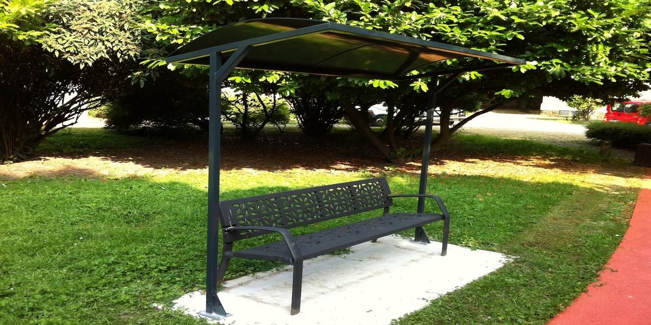 Abri-banc en acier thermolaqué, mobilier urbain sur mesure — EloxyMetal