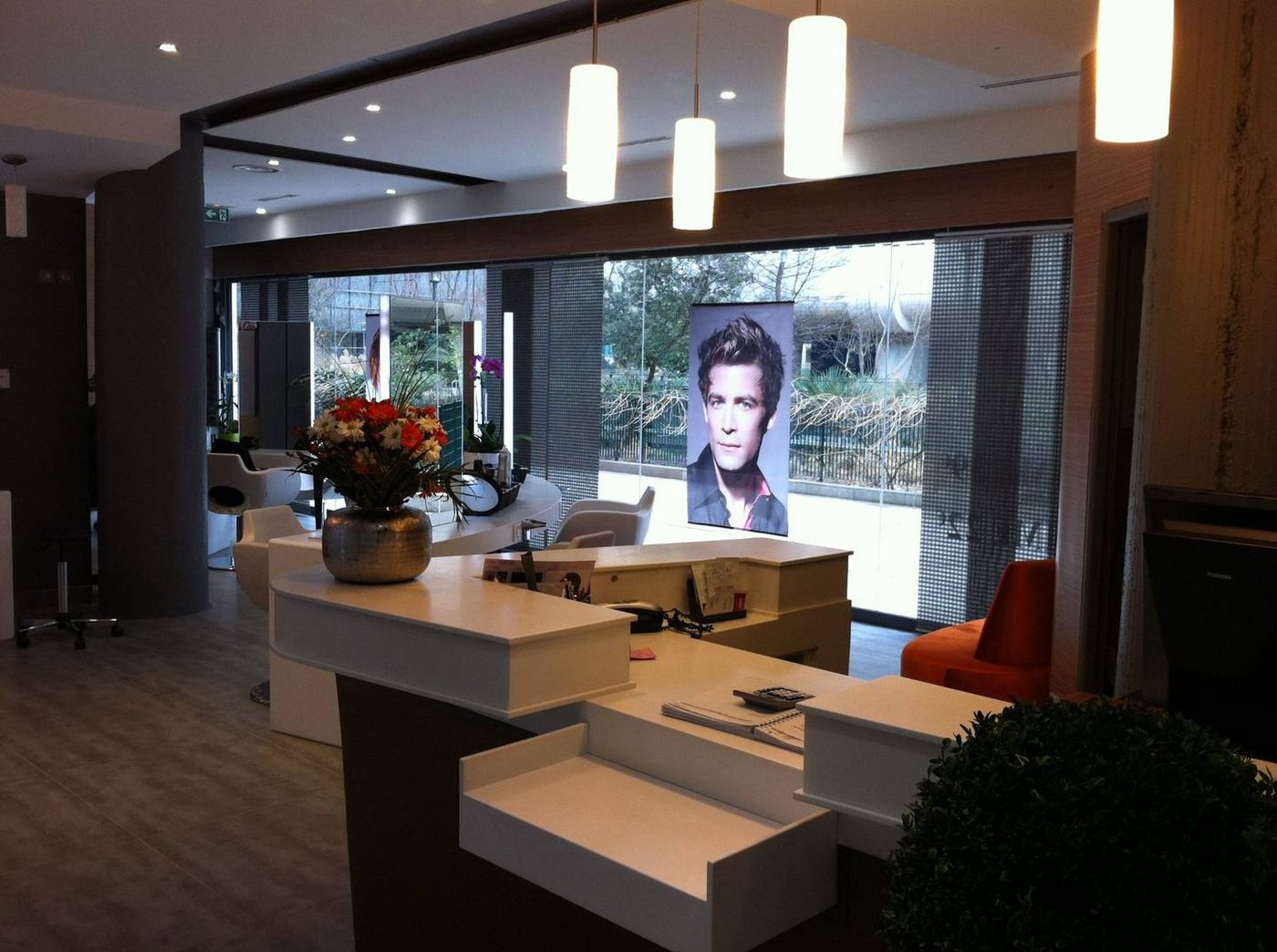 Baie vitrée et store screen dans un salon de coiffure — EloxyMetal