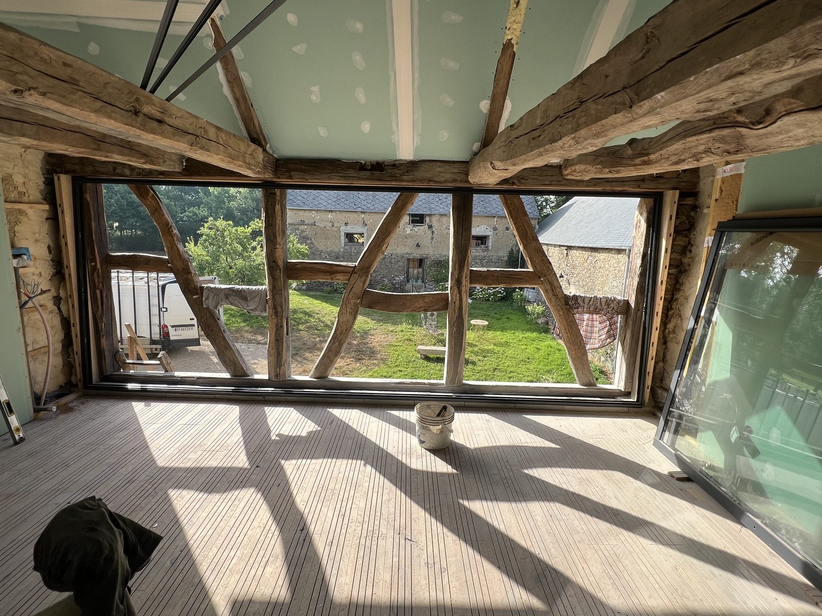 Baie coulissante aluminium 3 vantaux vue depuis l'intérieur, colombage en chêne conservé