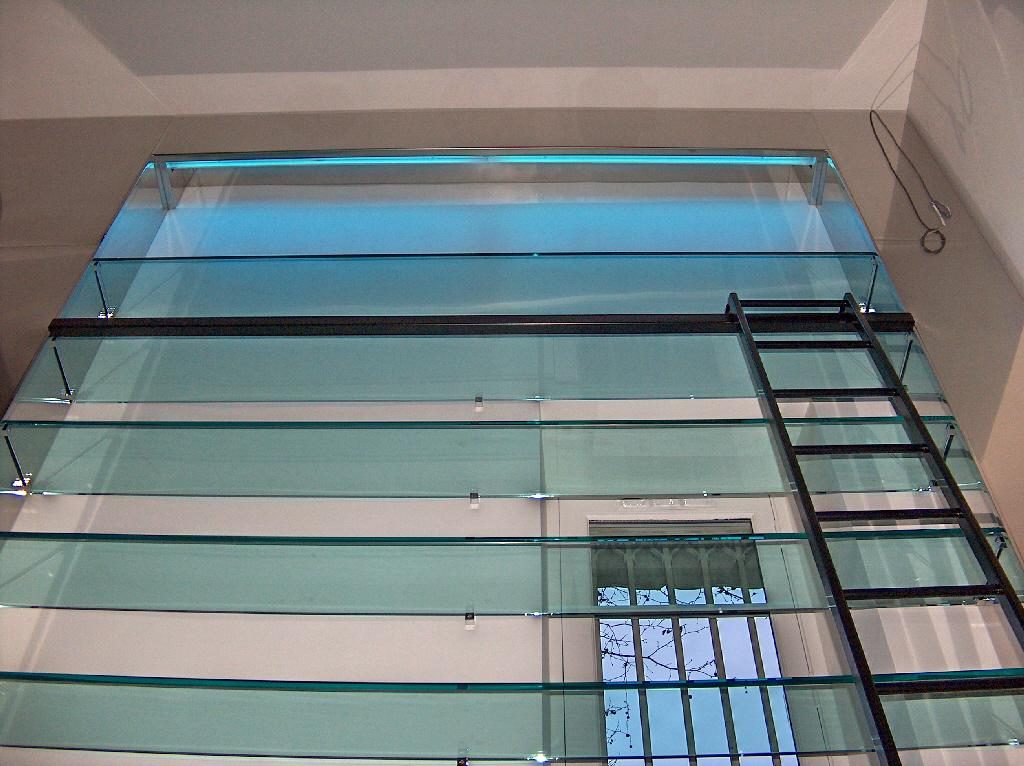 Bibliothèque en verre à étagères et échelle coulissante, structure acier — EloxyMetal