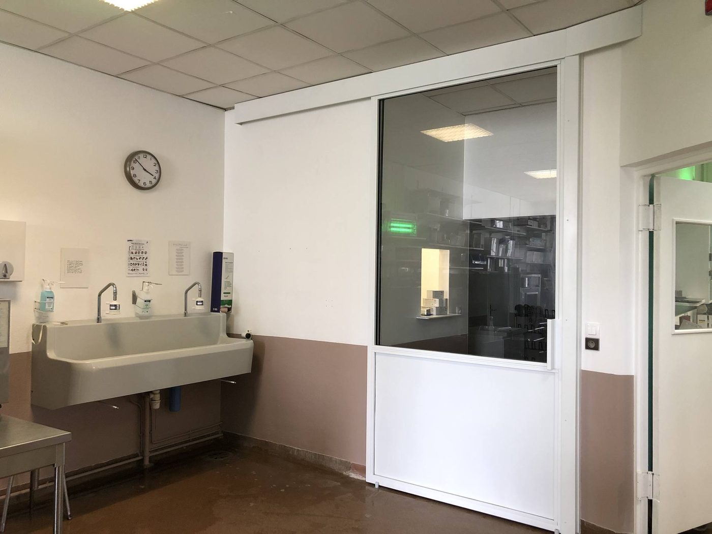 Cloison acier vitrée coulissante en cuisine professionnelle — EloxyMetal
