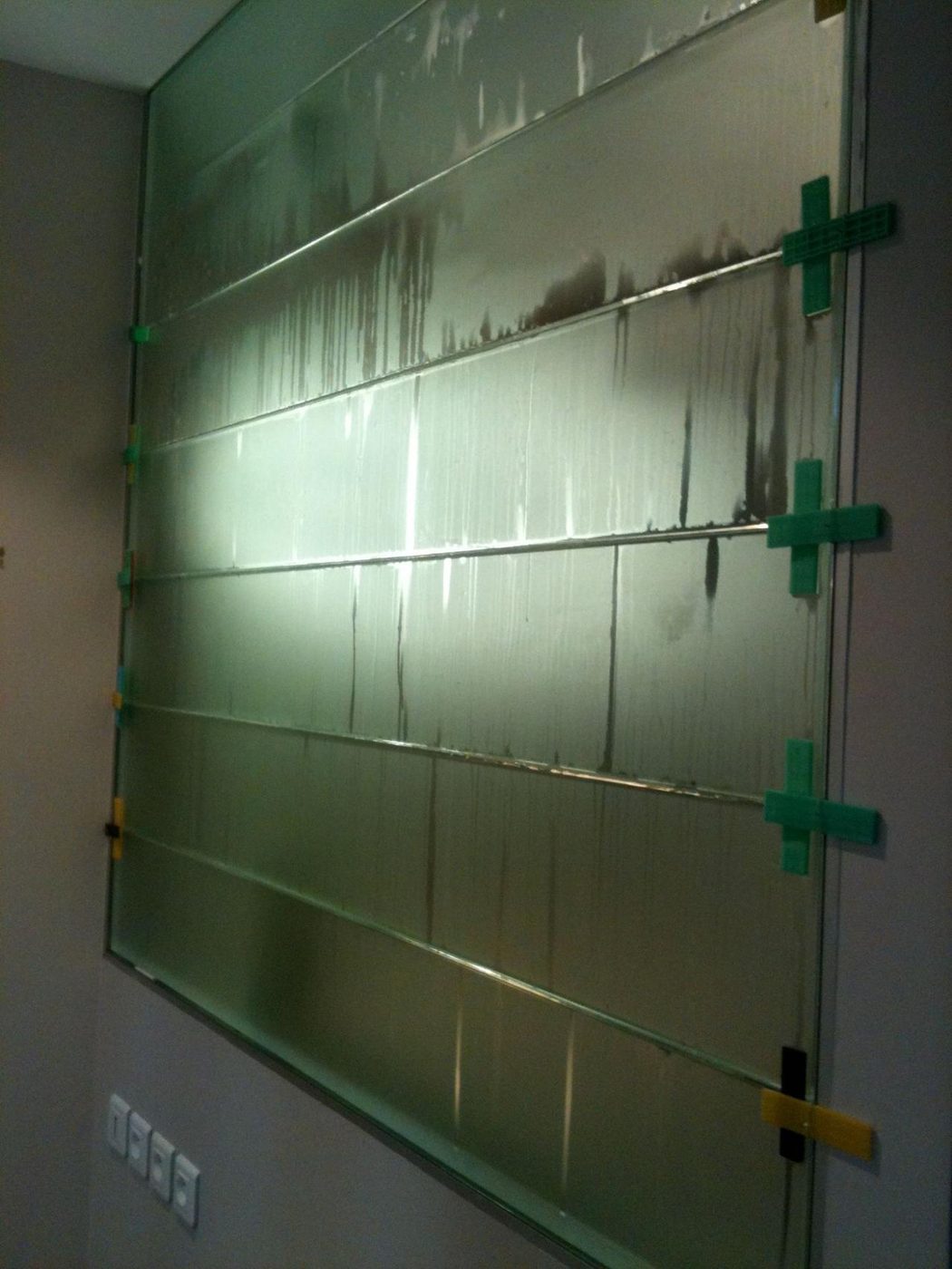 Pose d'une cloison en briques de verre avec intercalaires — EloxyMetal