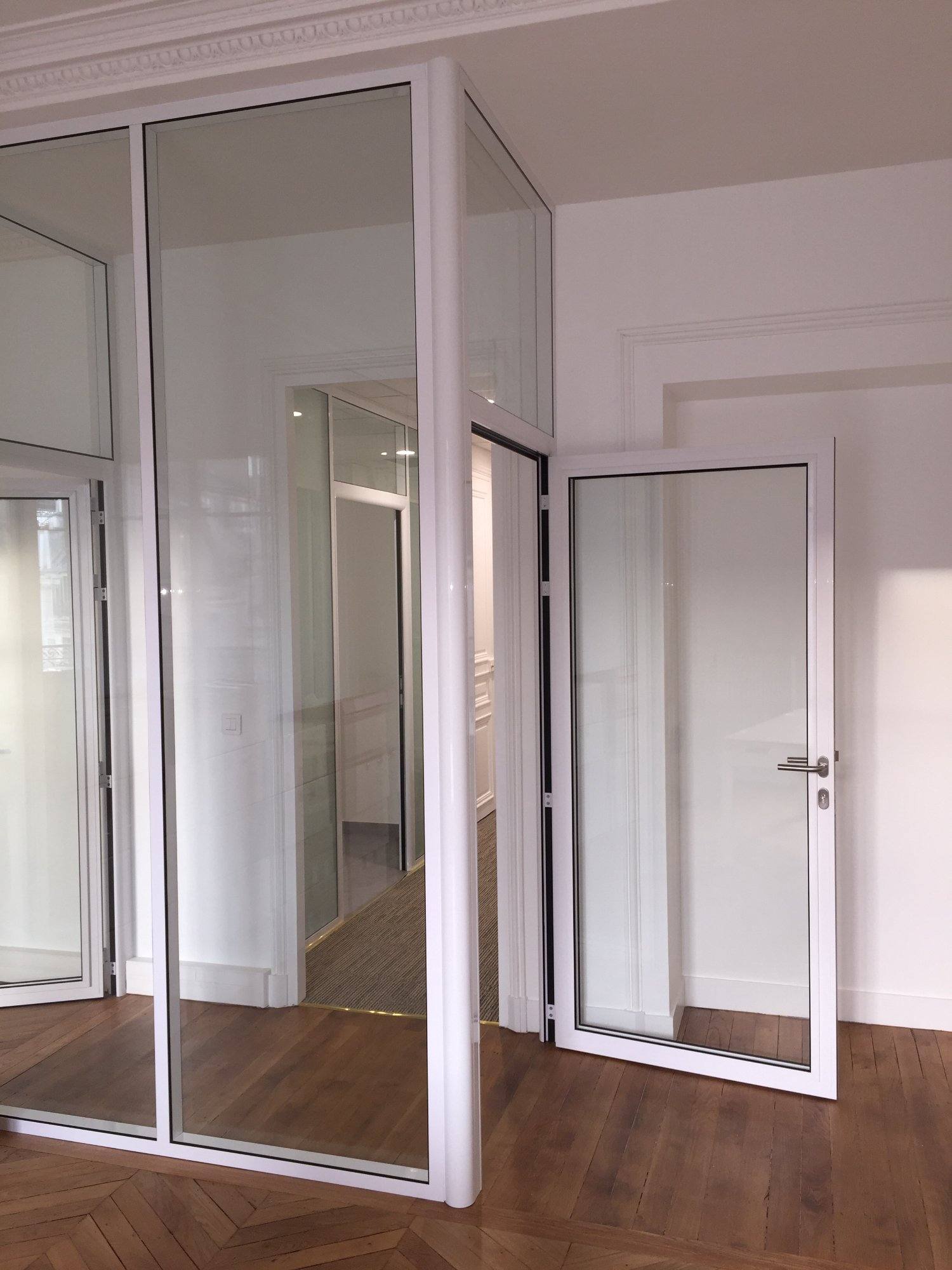 Cloison vitrée blanche bureau haussmannien — EloxyMetal