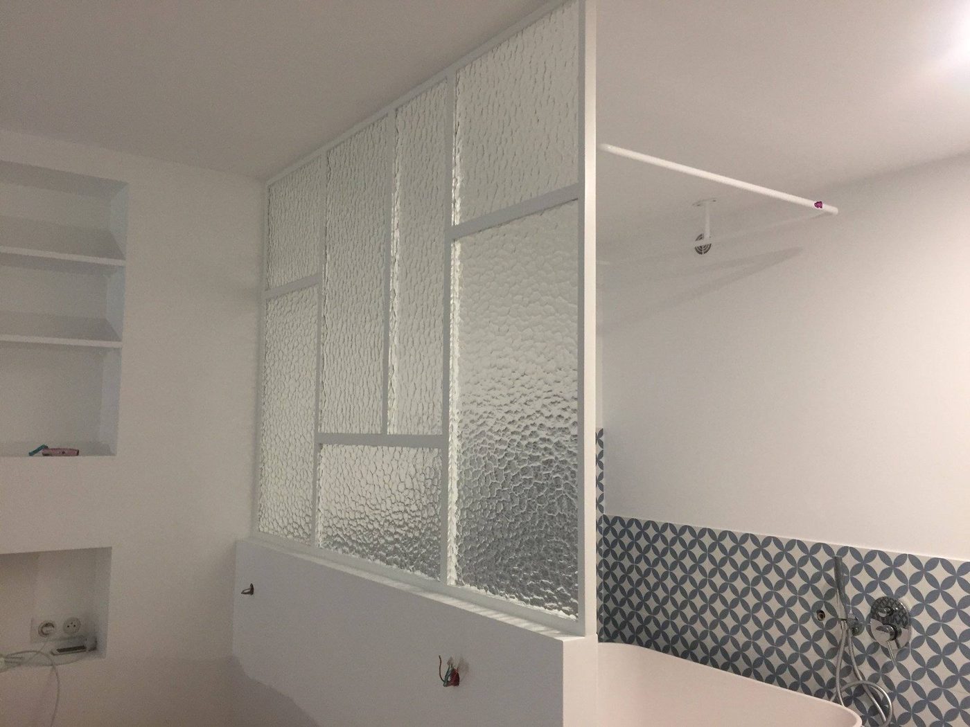 Cloison vitrée blanche en verre texturé séparant deux pièces — EloxyMetal
