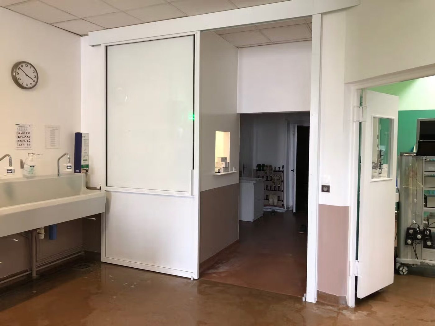 Cloison vitrée coulissante à vitrage dépoli dans un cabinet médical — EloxyMetal