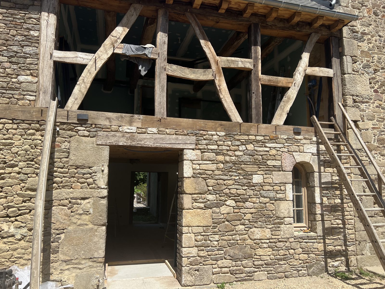 Colombage en chêne ancien avant la pose de la baie coulissante aluminium — ferme en rénovation Bretagne