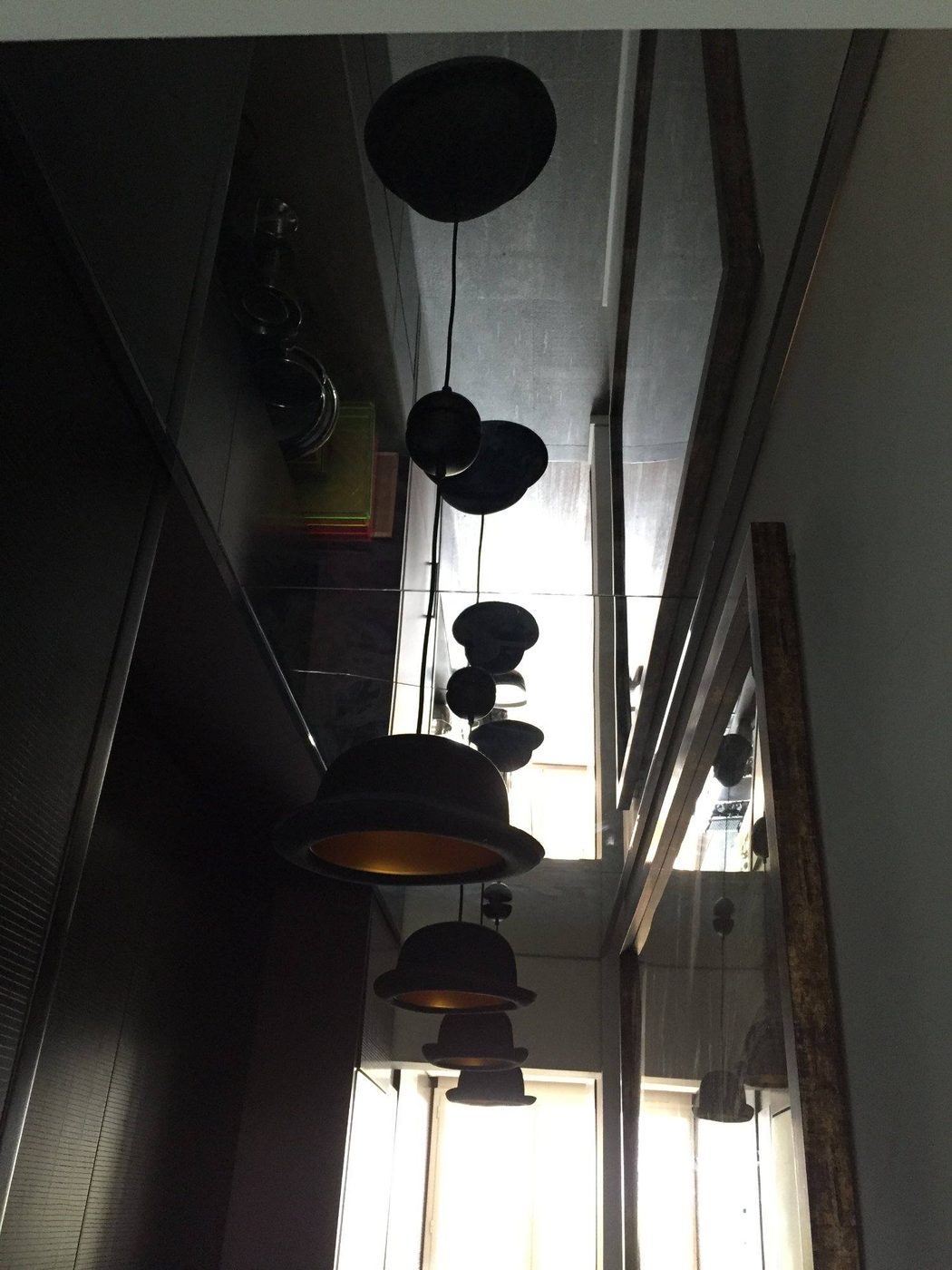 Miroir mural de couloir sous des suspensions design — EloxyMetal