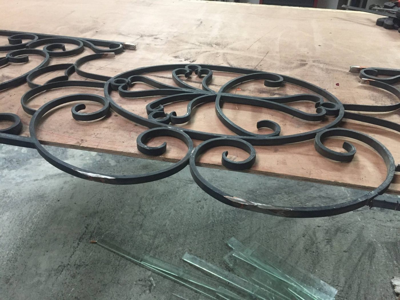 Décor en fer forgé à volutes et arabesques façonné à l'atelier — EloxyMetal