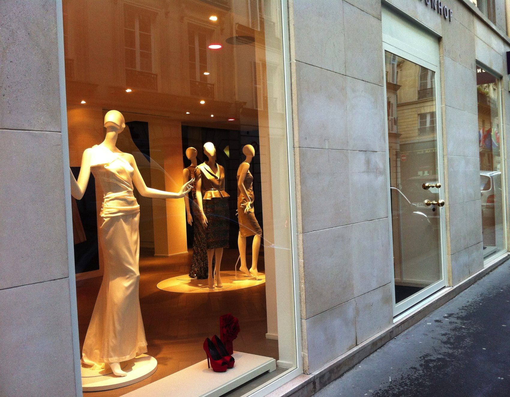Vitrine métallique fine line boutique luxe Paris — EloxyMetal
