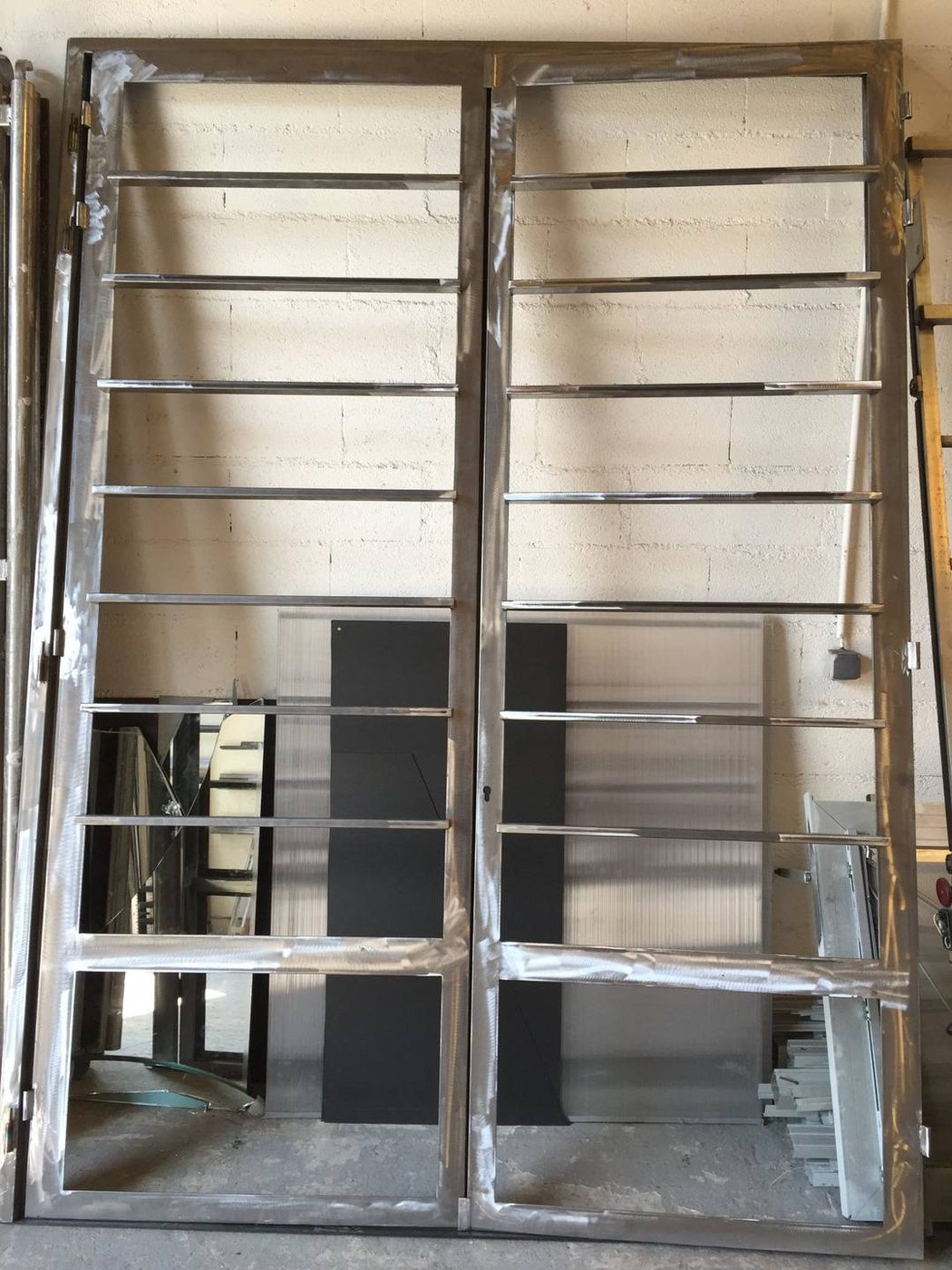 Double porte acier inox à lames orientables en fabrication — EloxyMetal