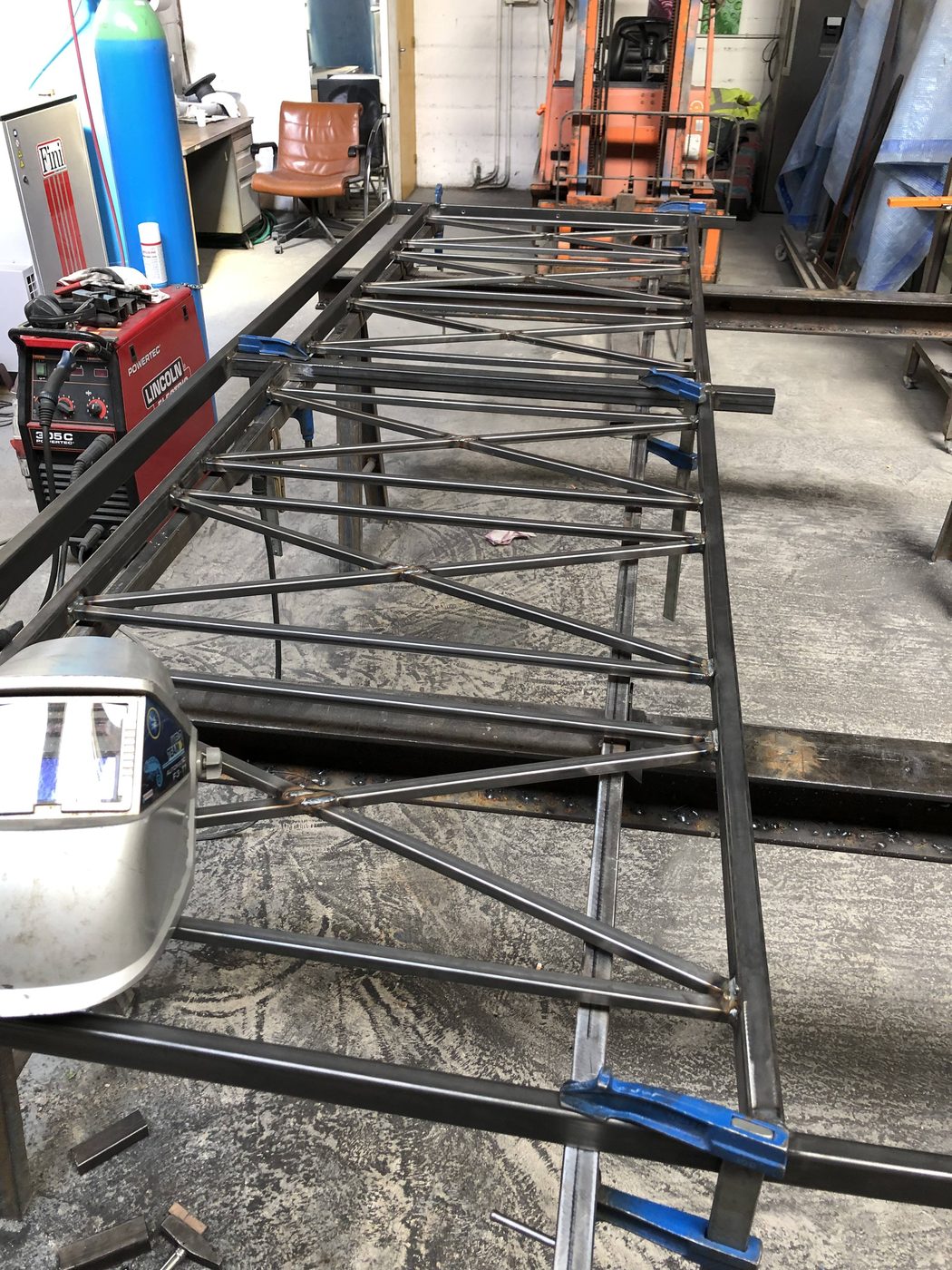 Structure de marquise en acier assemblée à l'atelier avant la pose — EloxyMetal