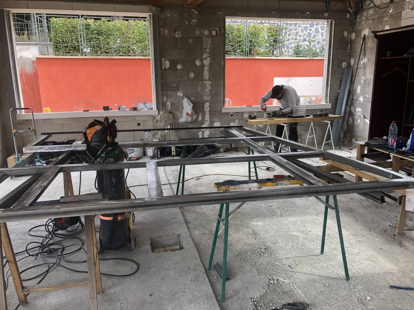 Soudure d'une charpente de verrière en acier dans notre atelier — EloxyMetal