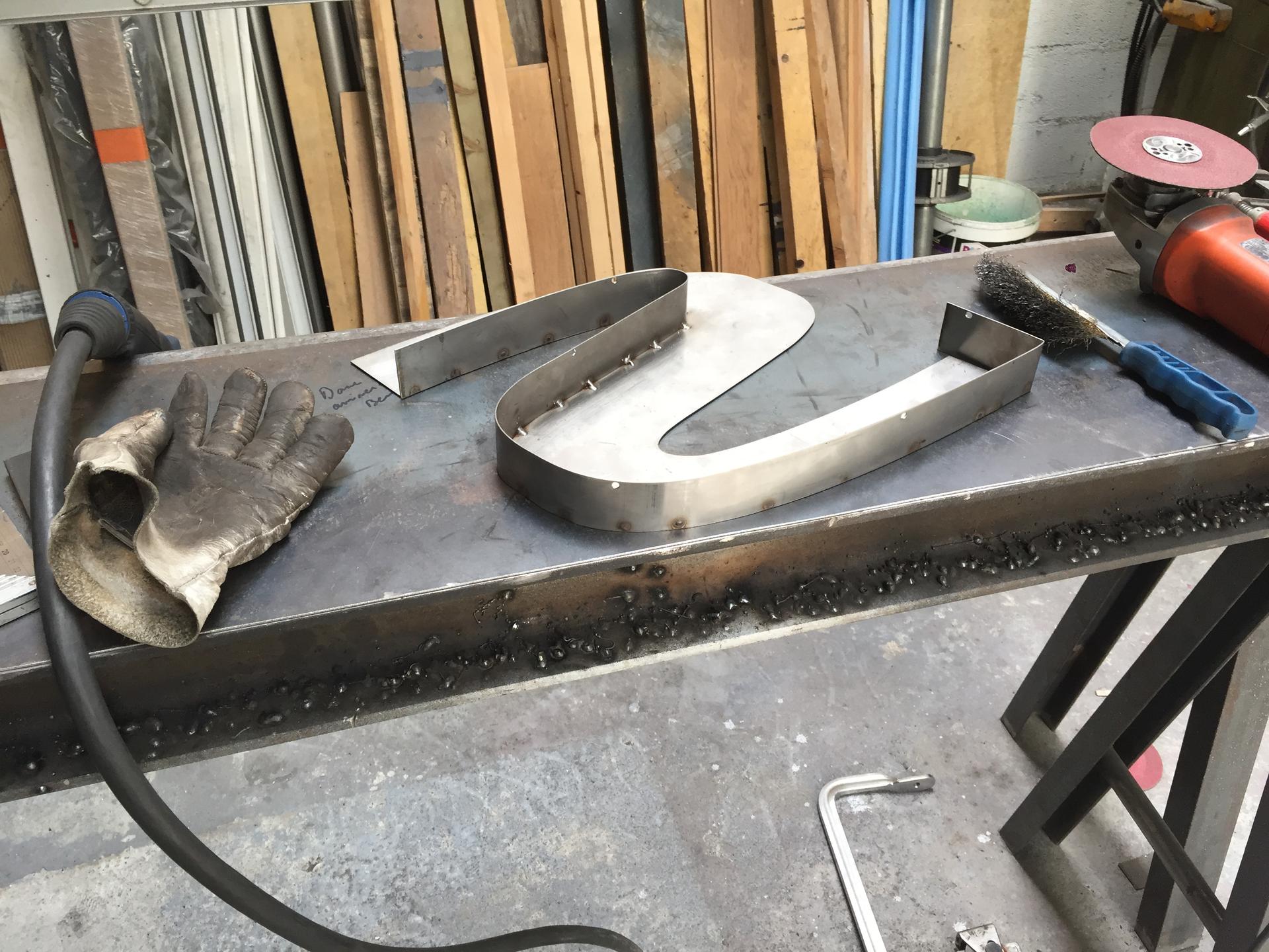 Fabrication lettres inox sur mesure atelier EloxyMetal — EloxyMetal