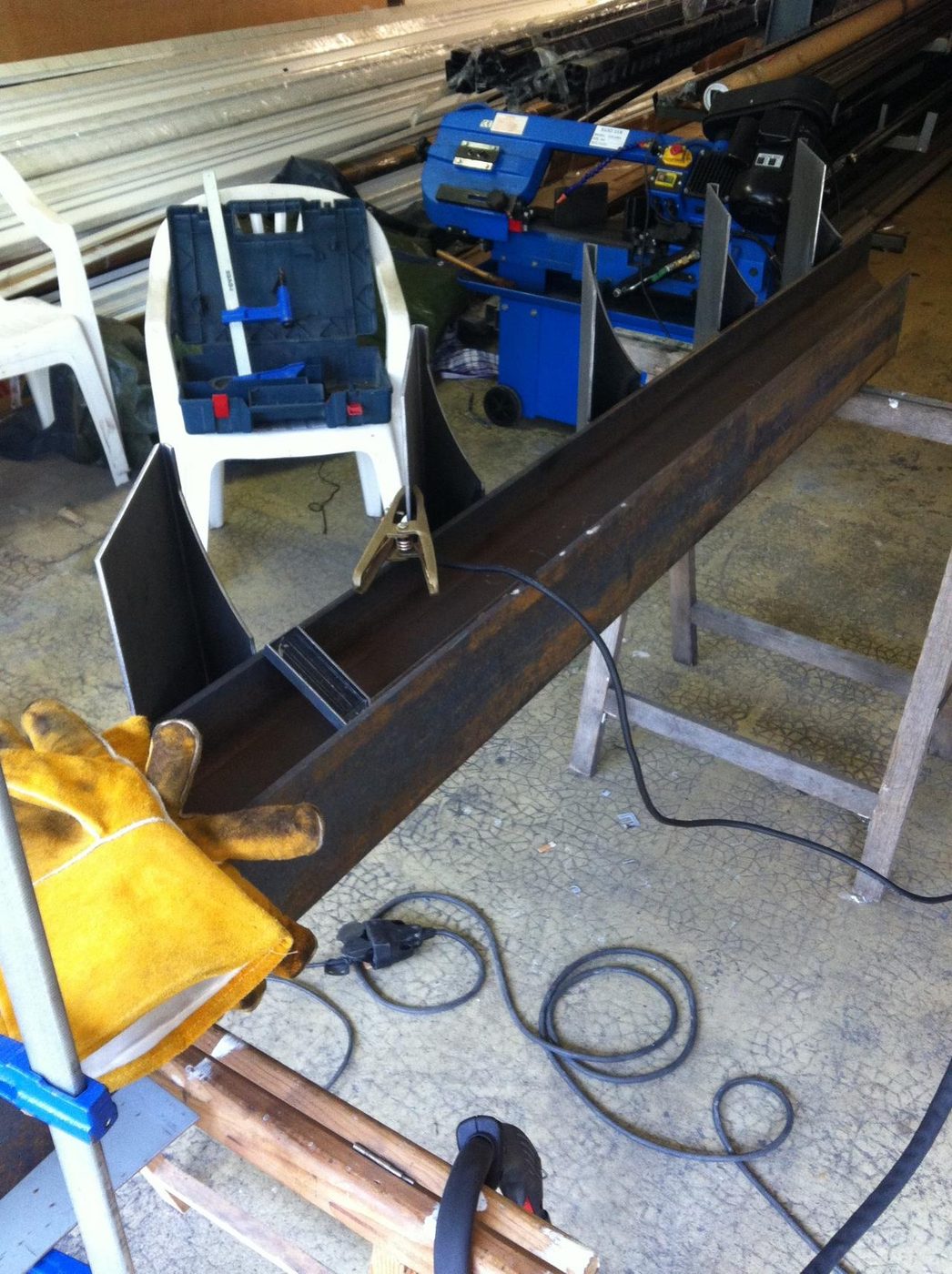 Limon d'escalier en IPN acier brut en cours de fabrication — EloxyMetal