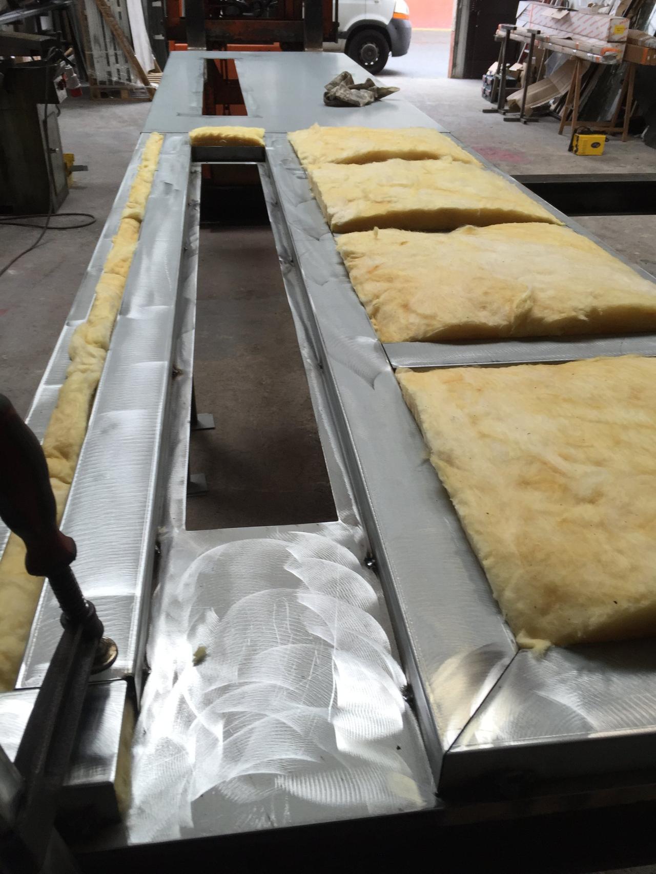 Fabrication panneau sandwich acier laine de verre atelier — EloxyMetal