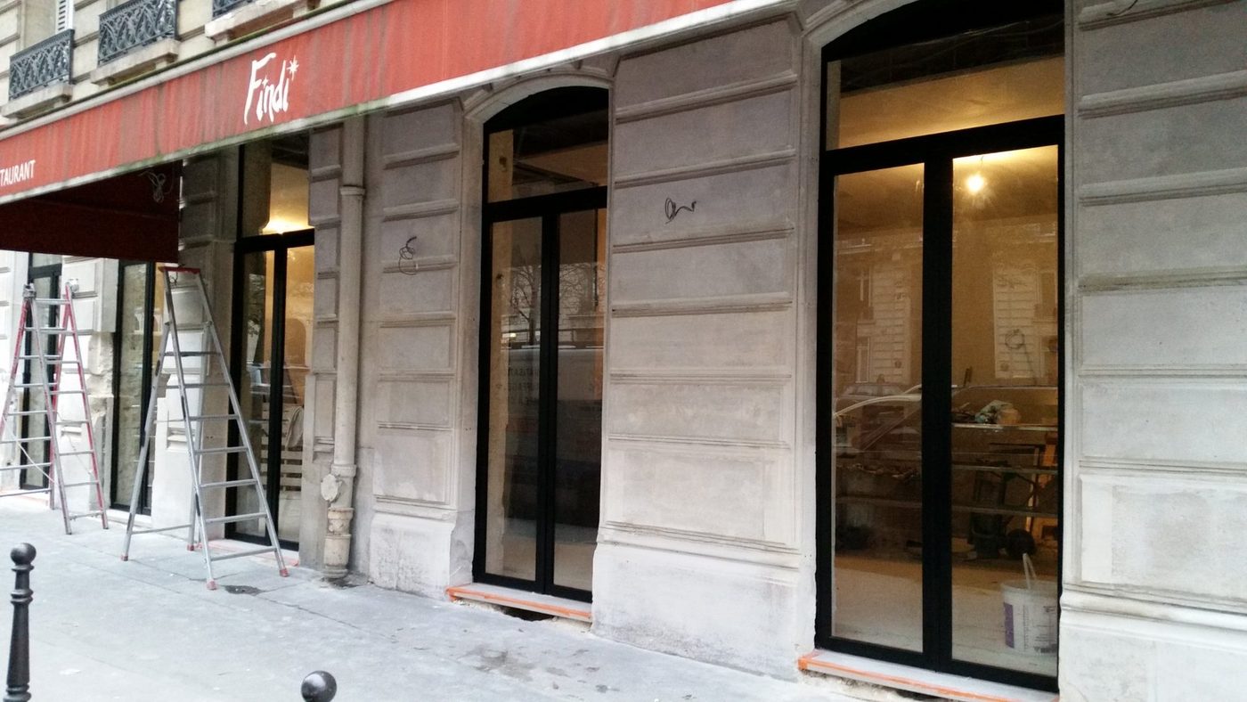 Façade à baies vitrées aluminium noir sur le chantier d'un restaurant — EloxyMetal