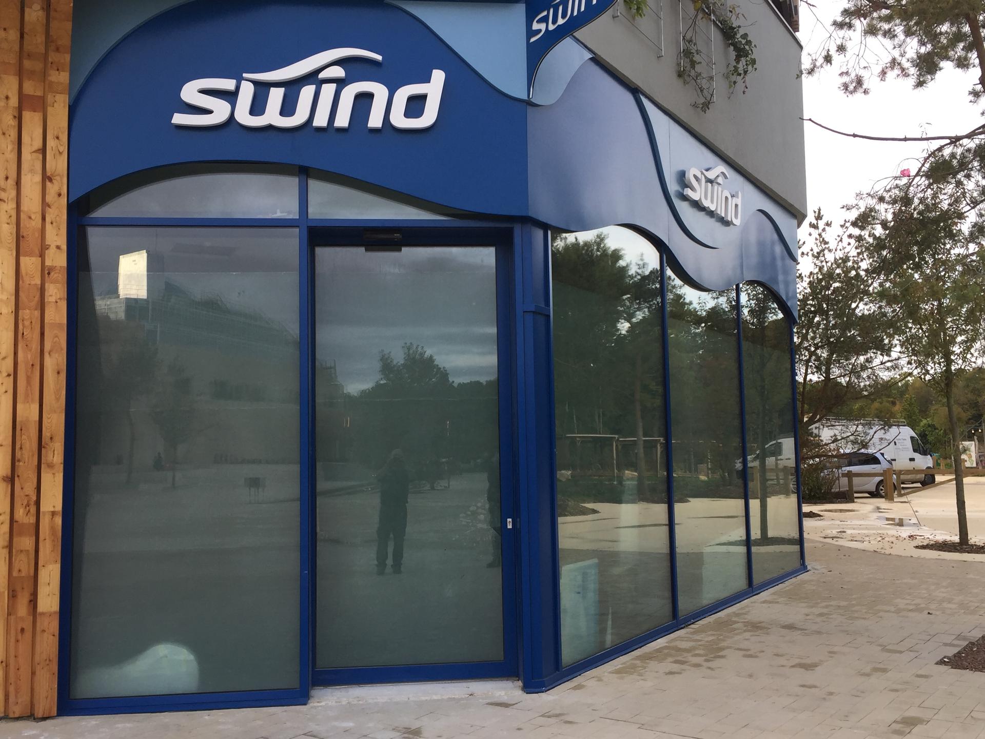 Façade commerciale menuiserie aluminium bleu sur mesure — EloxyMetal