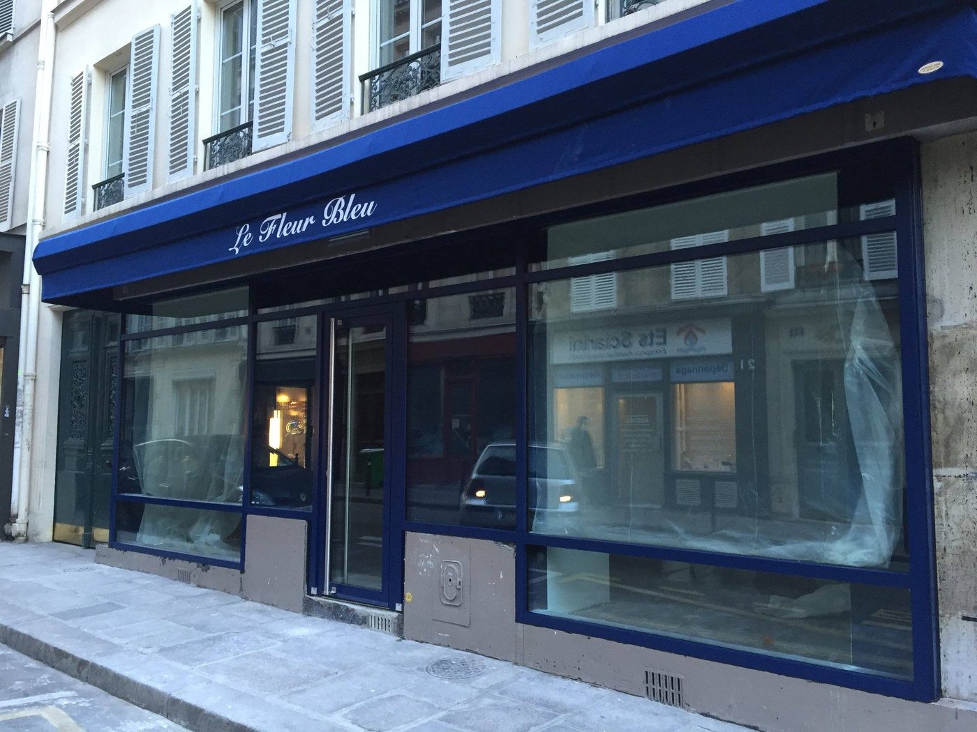 Façade commerciale à vitrine bleue, métallerie et serrurerie — EloxyMetal