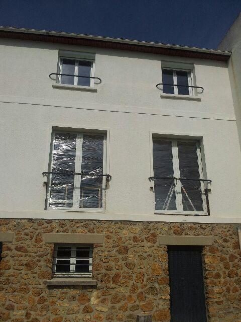 Façade de maison rénovée, menuiseries PVC blanches et garde-corps acier — EloxyMetal