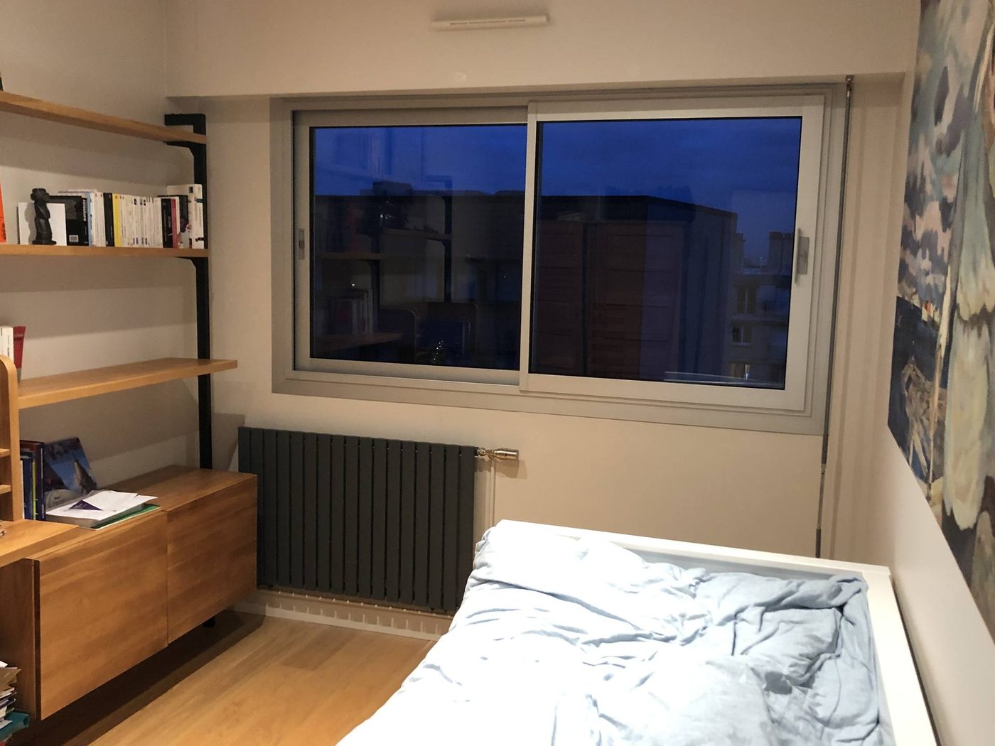 Fenêtre coulissante aluminium dans une chambre rénovée — EloxyMetal