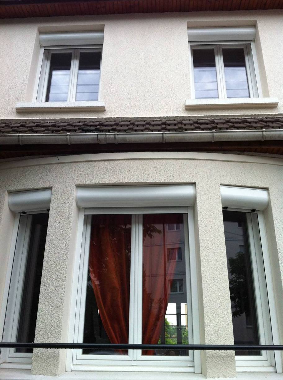 Fenêtres PVC blanc avec volets roulants façade maison — EloxyMetal Loiret