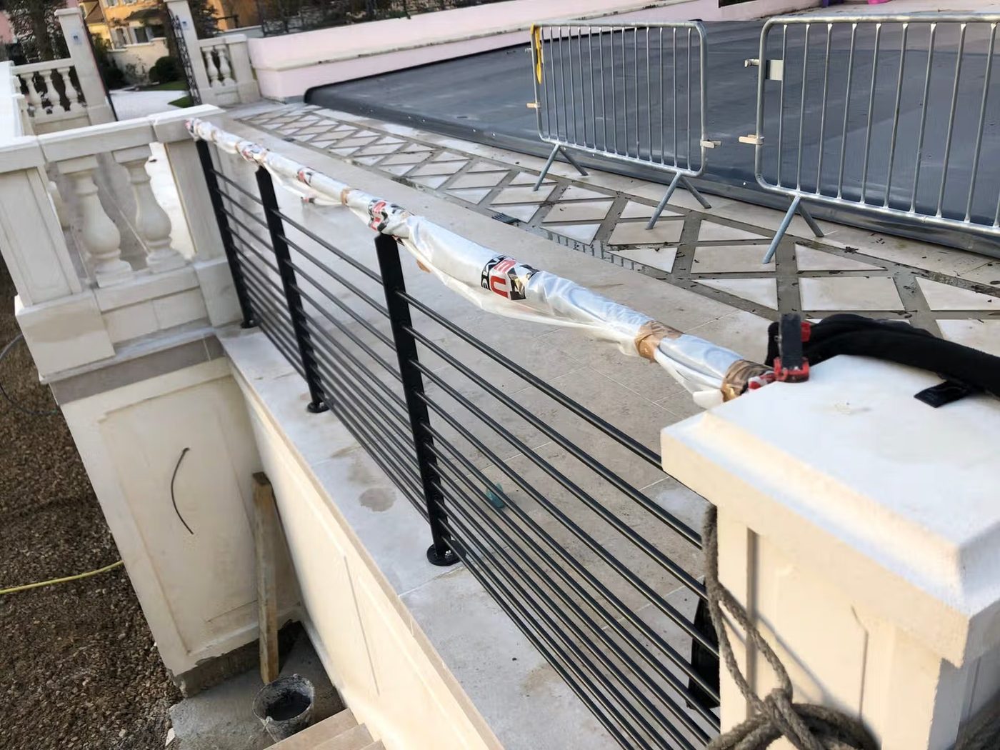 Garde-corps à barreaux horizontaux noirs posé sur la terrasse d'une villa — EloxyMetal