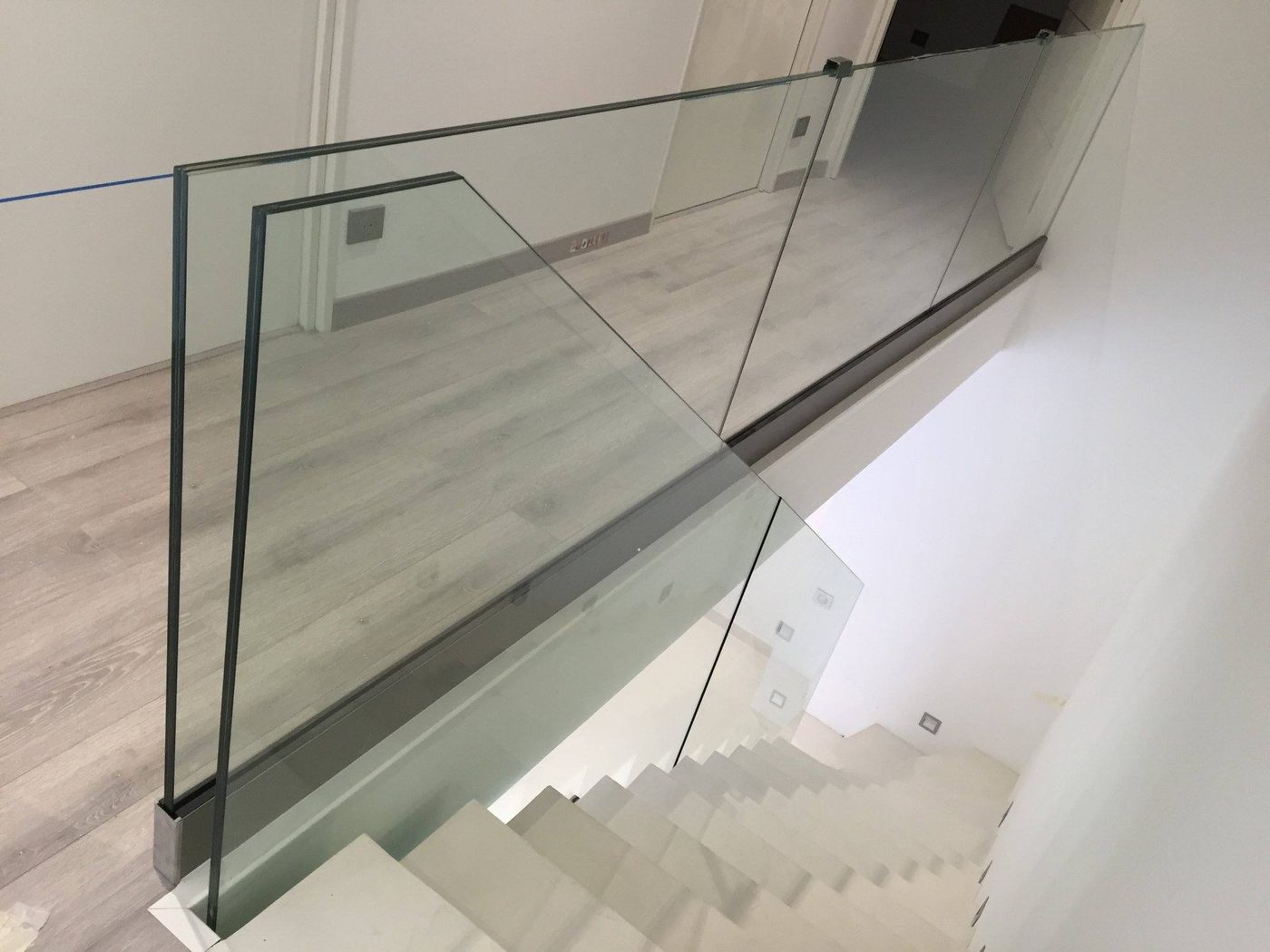 Garde-corps en verre feuilleté à profil inox le long d'un escalier — EloxyMetal