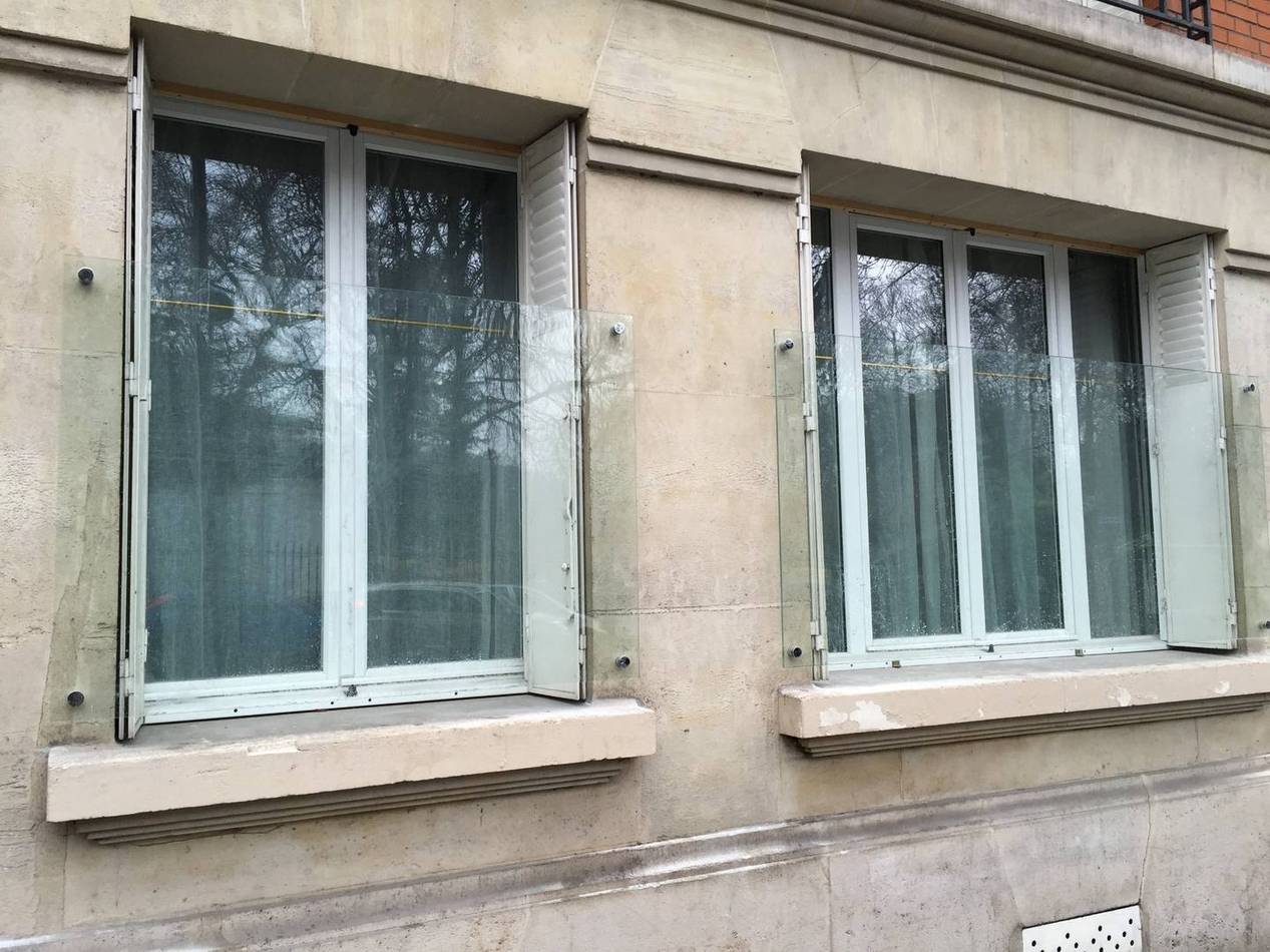 Garde-corps verre fenêtre sur mesure à Beaune-la-Rolande — EloxyMetal