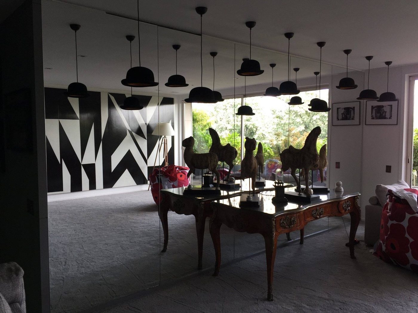 Grand miroir mural sur mesure dans un salon d'architecte, vue en enfilade — EloxyMetal miroiterie