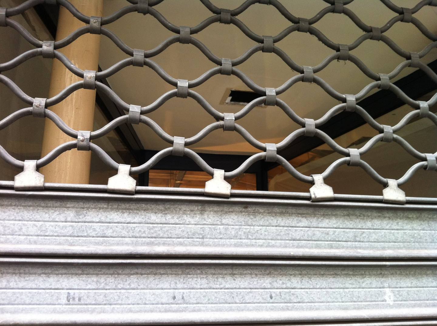 Grille de sécurité accordéon commerce acier galvanisé sur mesure — EloxyMetal