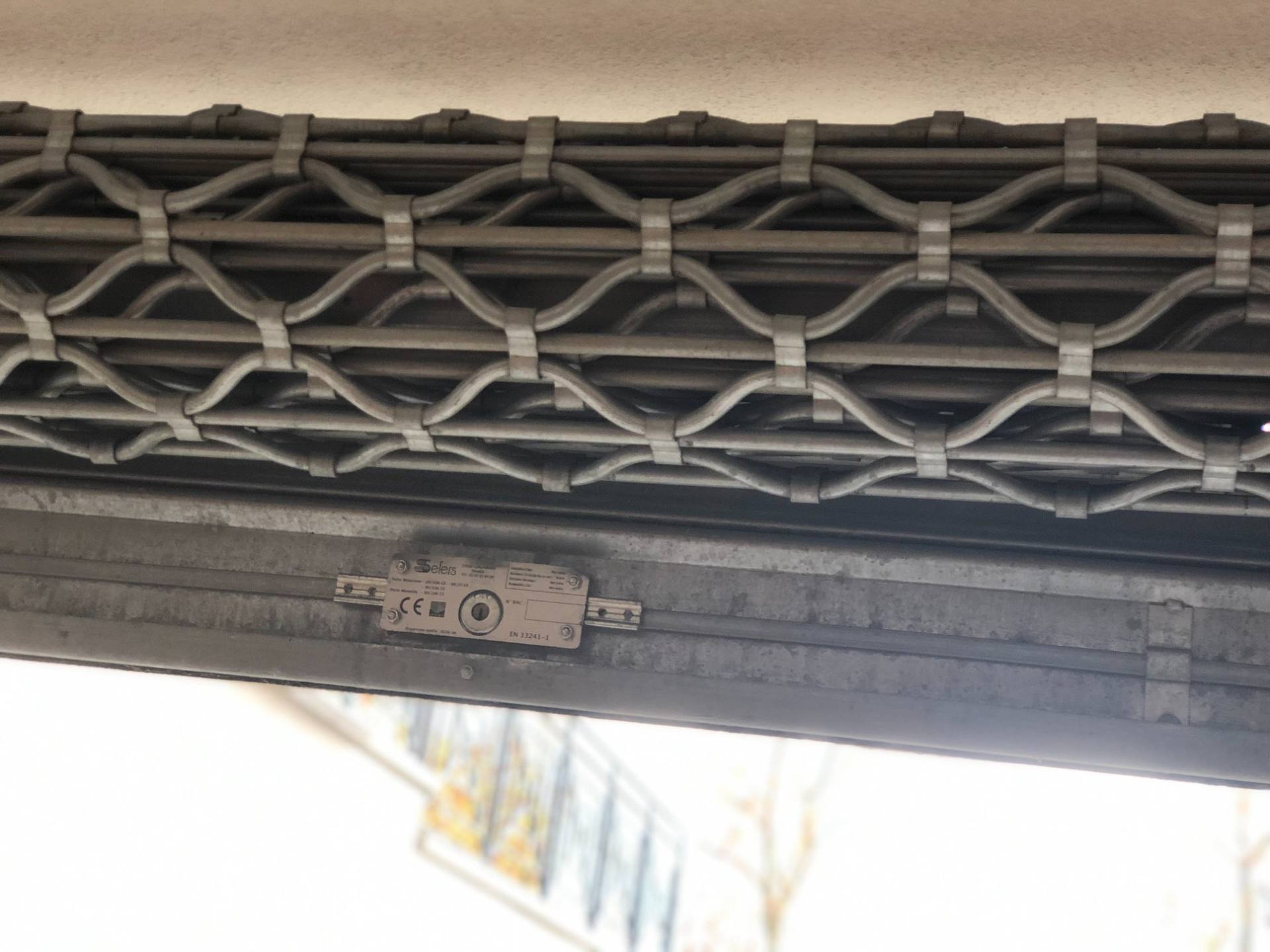 Grille métallique entrelacée portail coulissant détail serrurerie