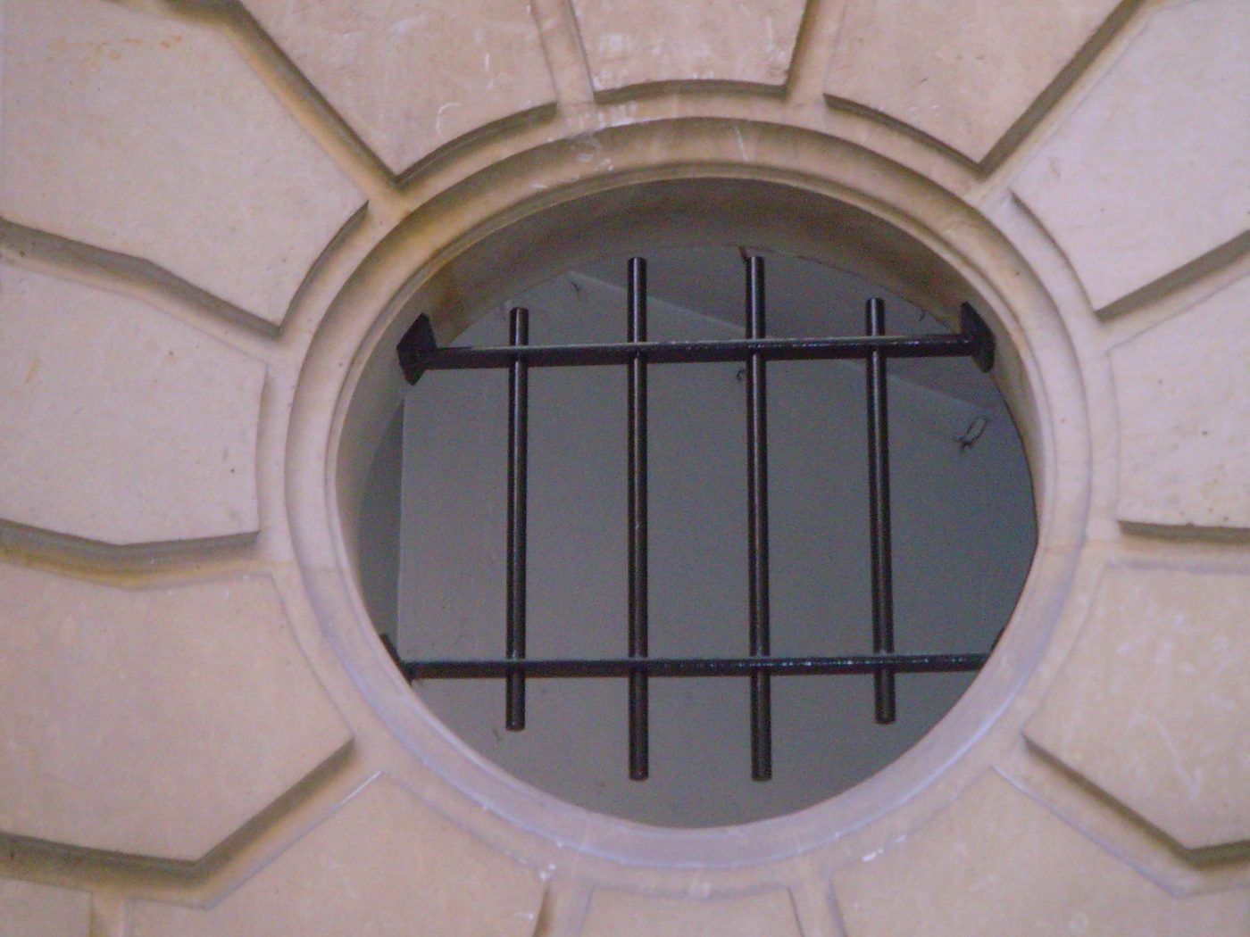 Grille de protection à barreaux sur une fenêtre ronde en œil-de-bœuf — EloxyMetal