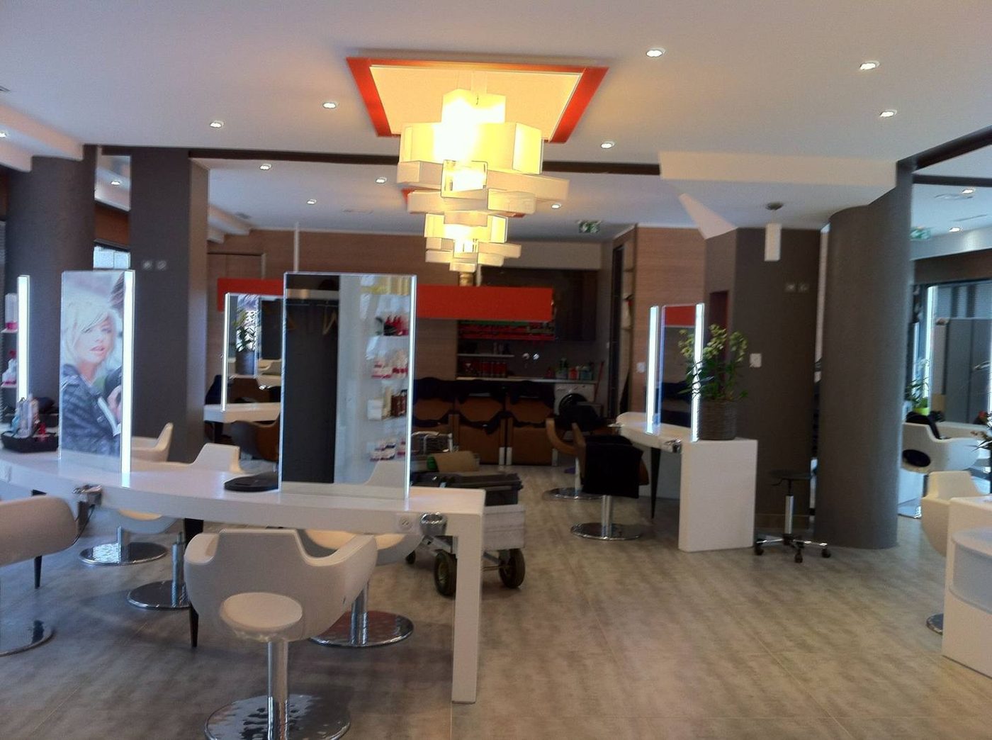 Salon de coiffure équipé de miroirs lumineux et d'une verrière de plafond — EloxyMetal