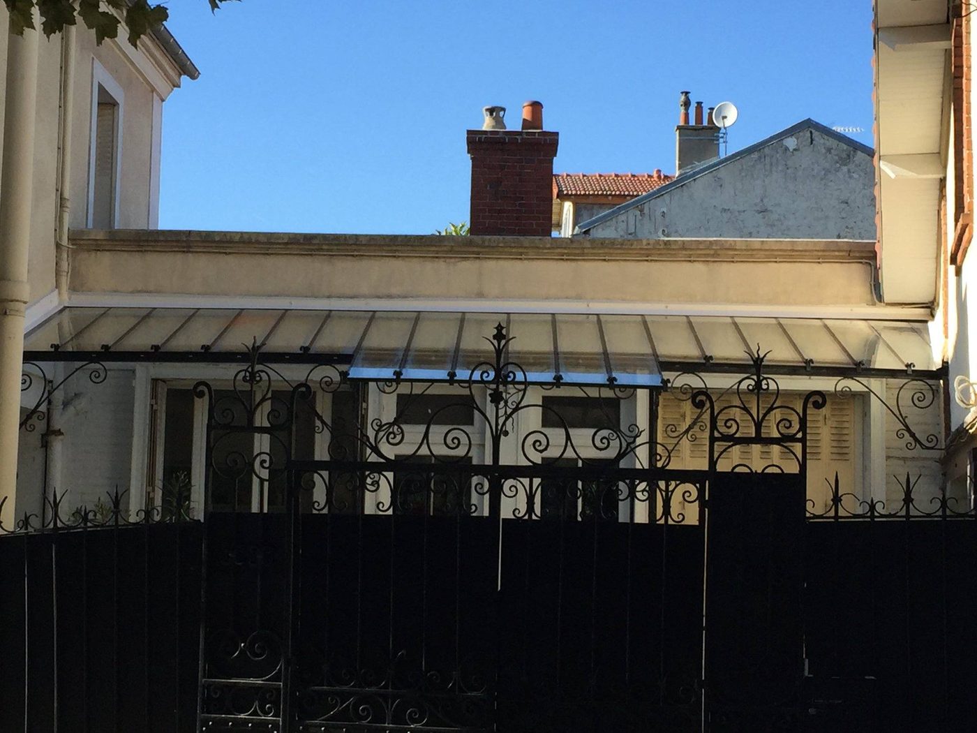 Marquise vitrée et grille en fer forgé avant rénovation — EloxyMetal