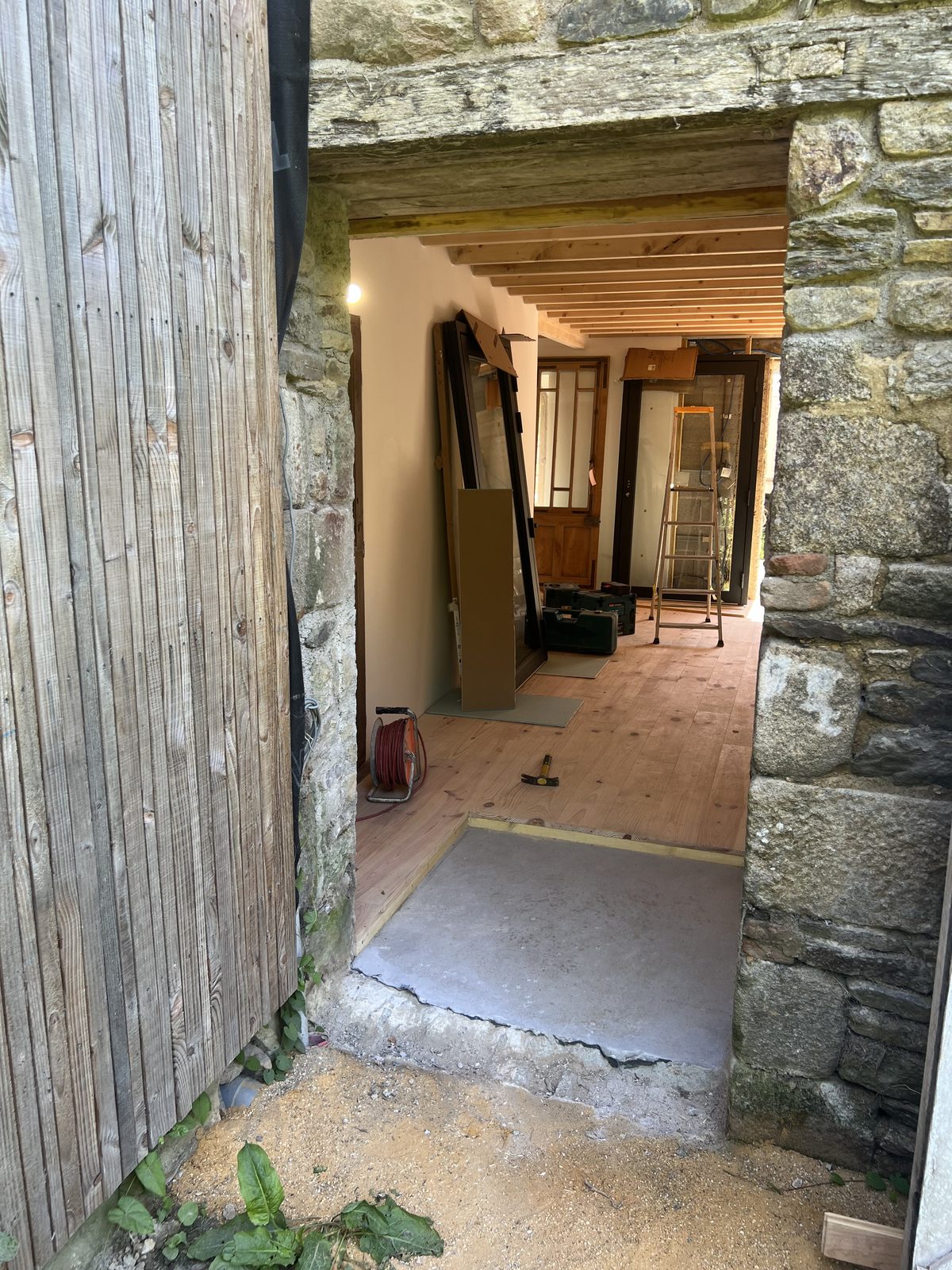 Menuiseries aluminium anthracite livrées sur chantier avant pose — ferme en rénovation