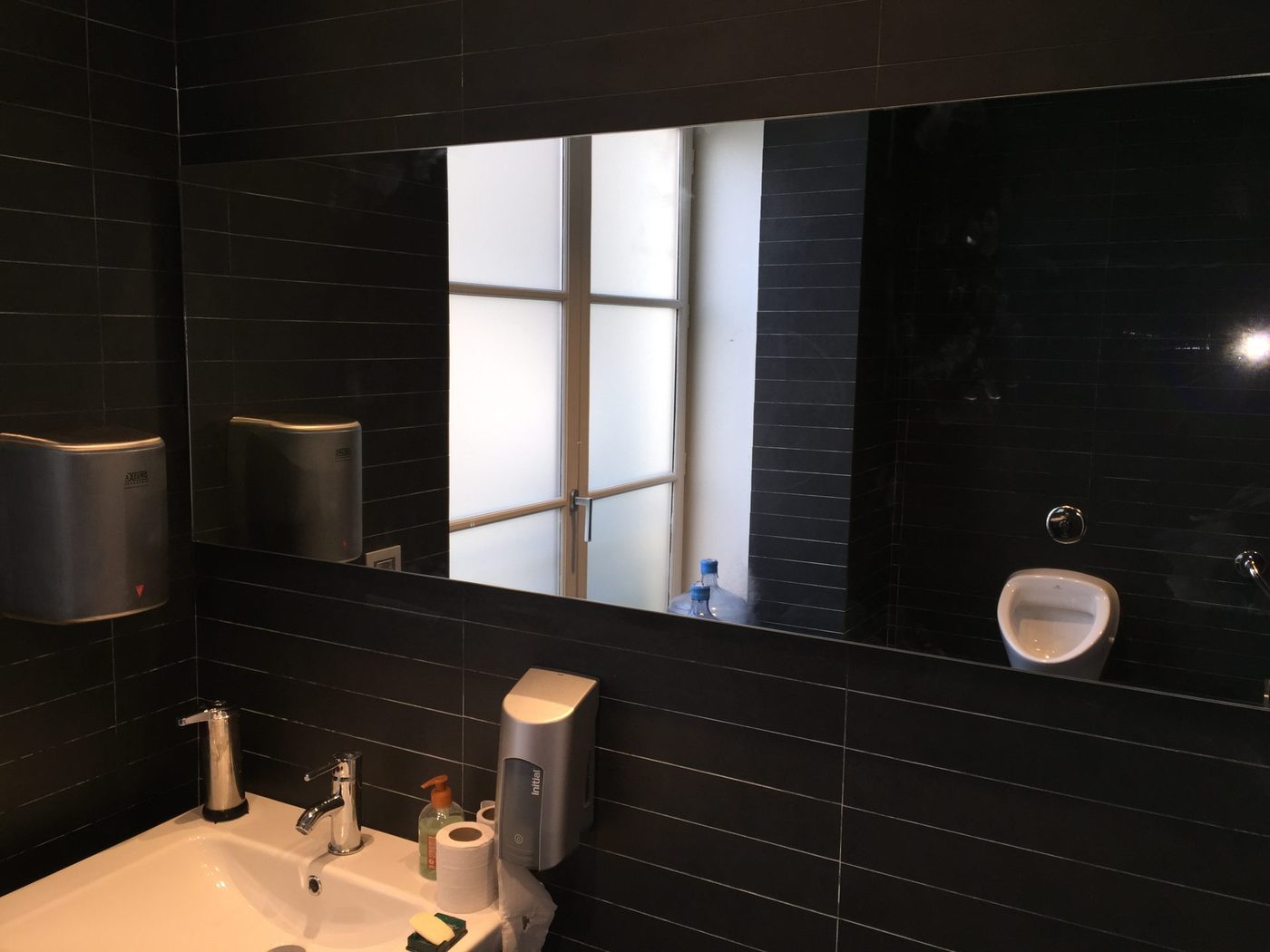 Miroir suspendu sur mesure dans une salle de bain à carrelage noir — EloxyMetal