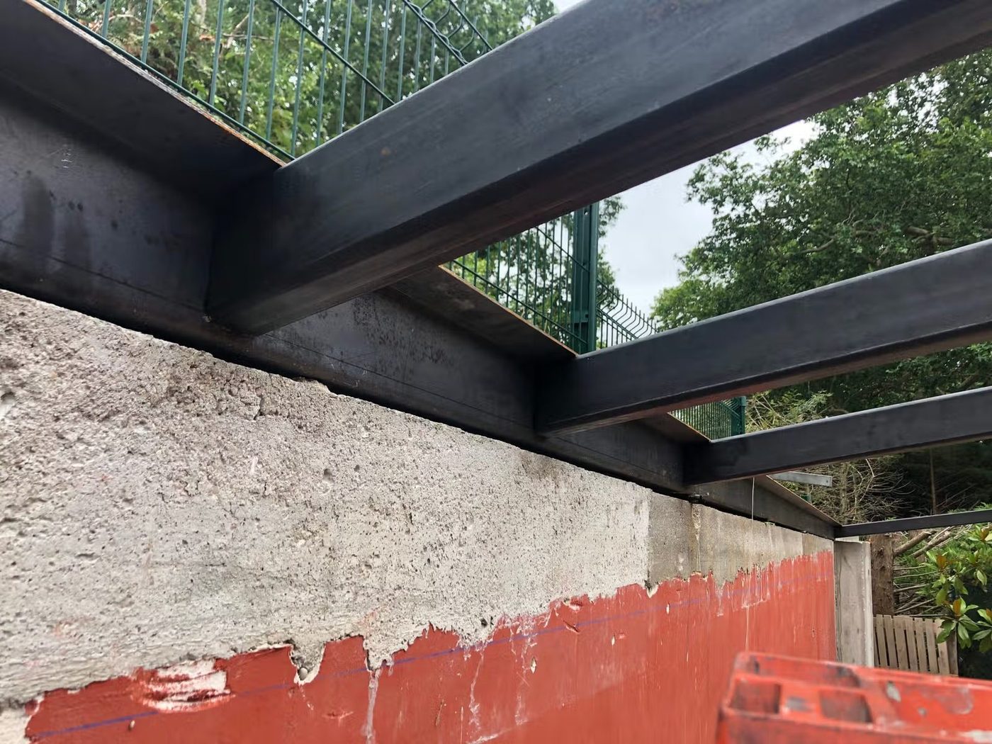 Ossature en acier brut à poutrelles, montée sur chantier — EloxyMetal