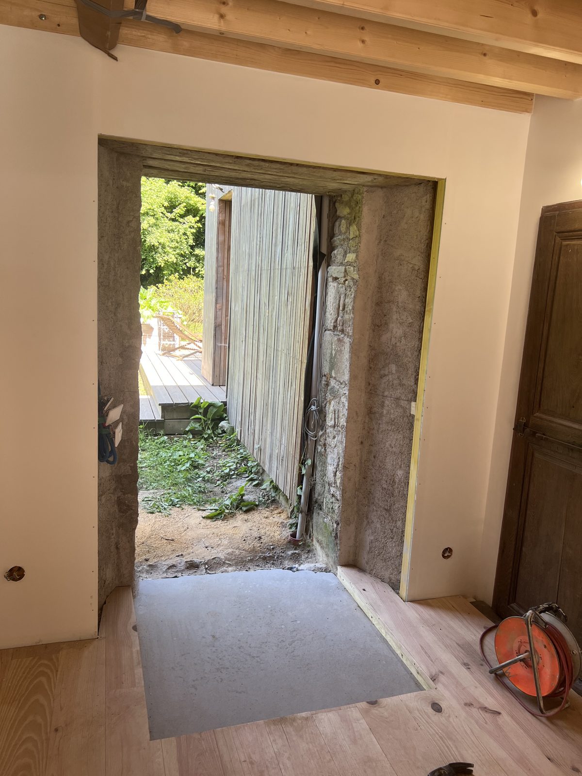 Ouverture en pierre en cours de préparation et seuil coulé avant pose de la porte aluminium
