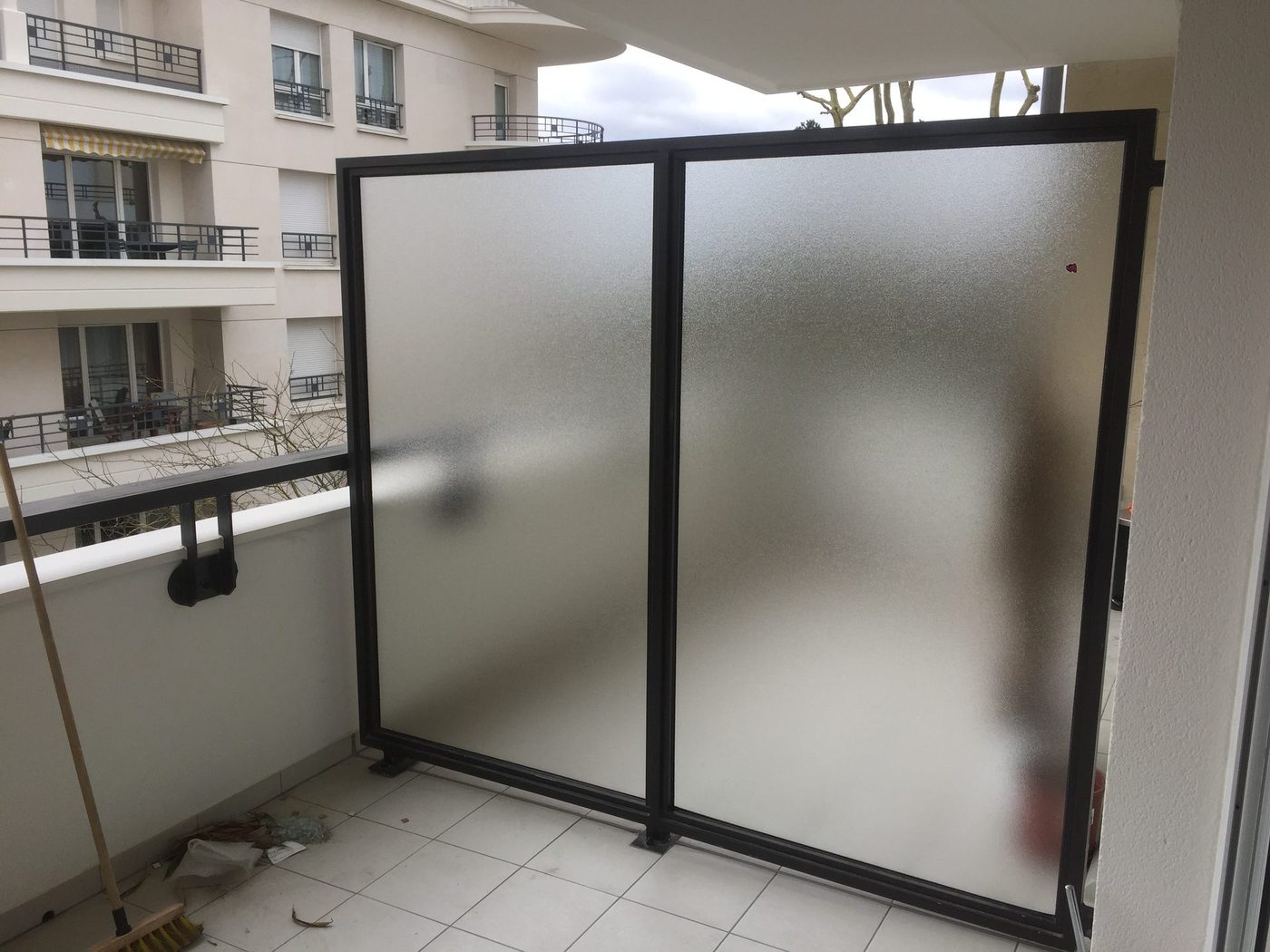 Paravent en verre dépoli sur un balcon, profil aluminium anthracite — EloxyMetal