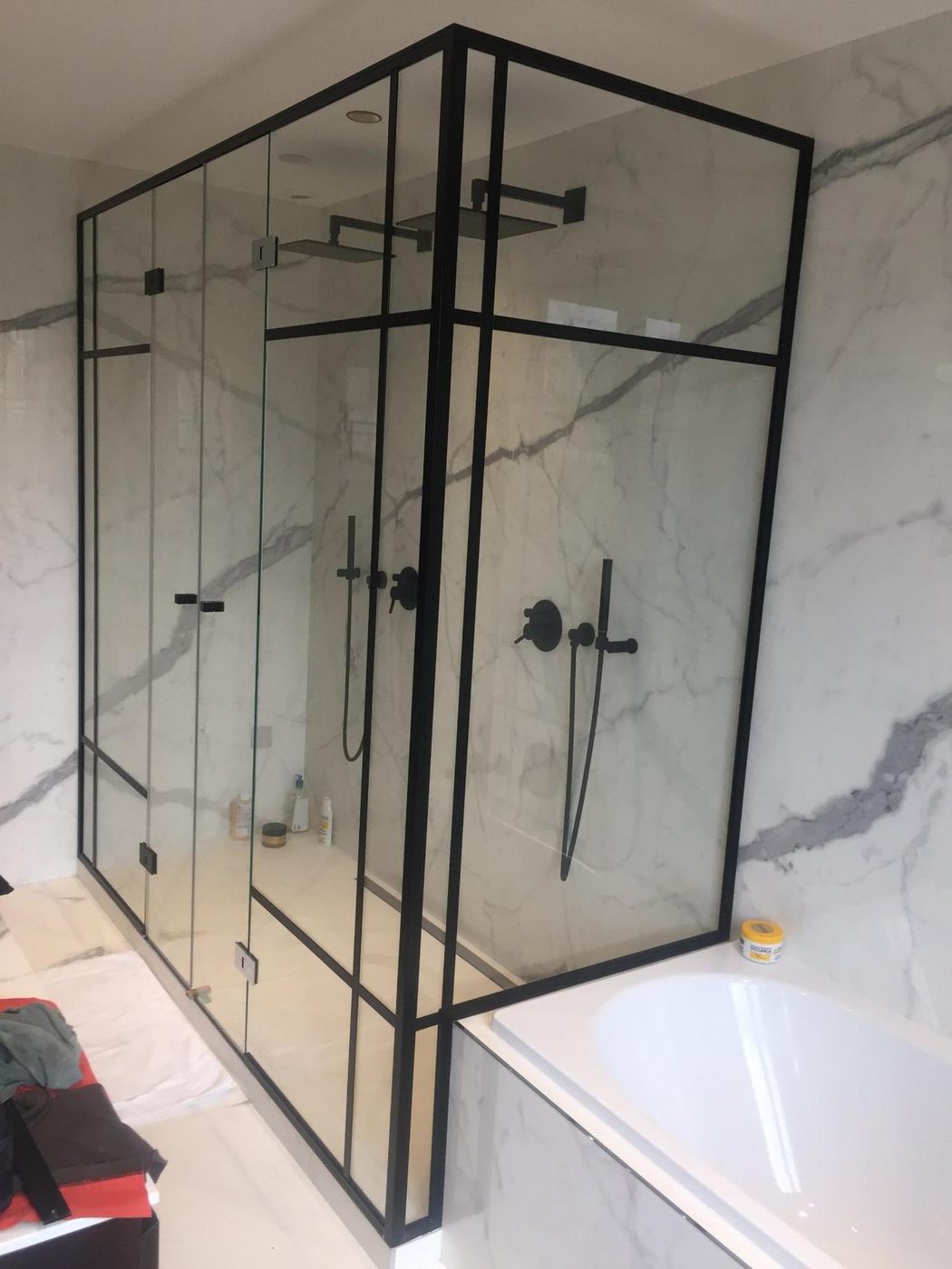 Paroi de douche acier noir style atelier dans une salle de bain en marbre — EloxyMetal