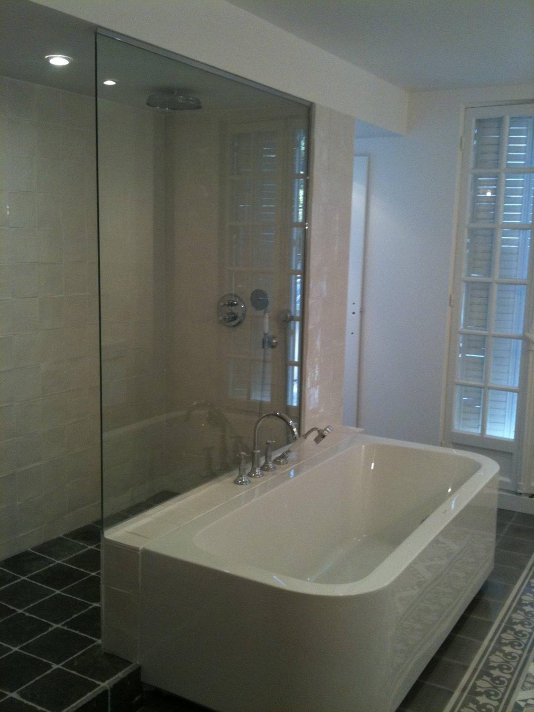 Paroi douche verre trempé baignoire îlot salle de bain — EloxyMetal