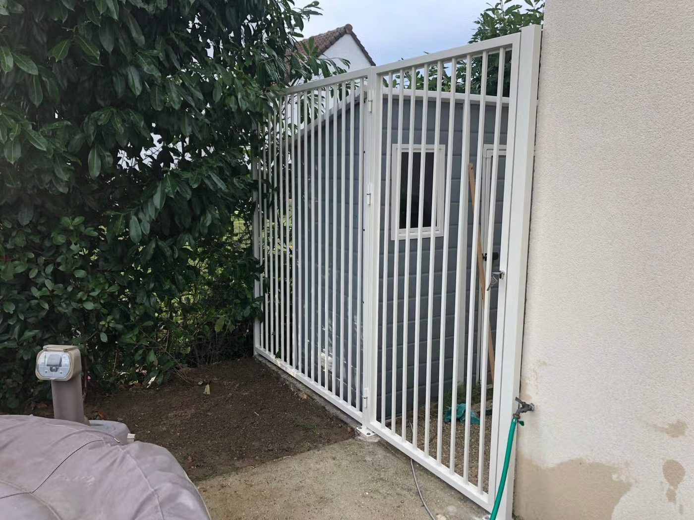 Portail en acier à barreaudage vertical blanc, posé chez un particulier — EloxyMetal