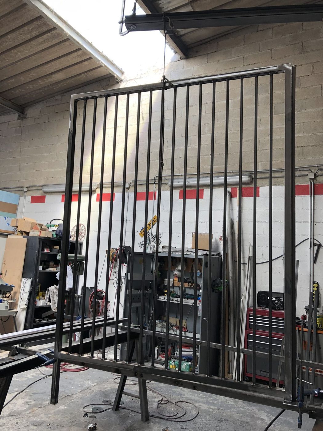 Portail barreaudé acier en fabrication dans l'atelier EloxyMetal