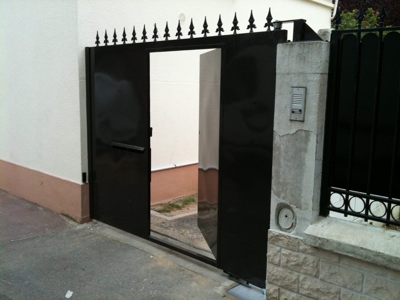 Portail battant acier sur mesure à Montargis — EloxyMetal