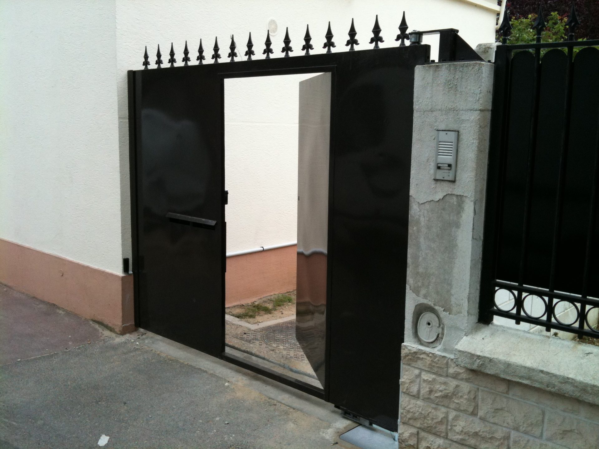 Portail motorisé sur mesure à Montargis — EloxyMetal
