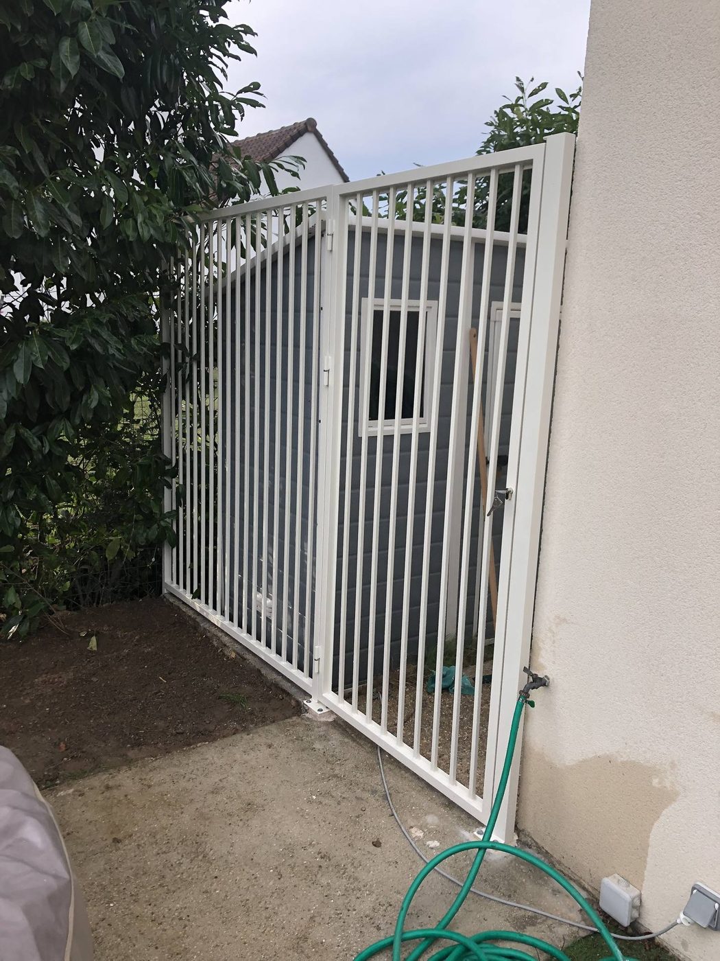 Portail et portillon métalliques blancs à barreaux, fabriqués sur mesure — EloxyMetal