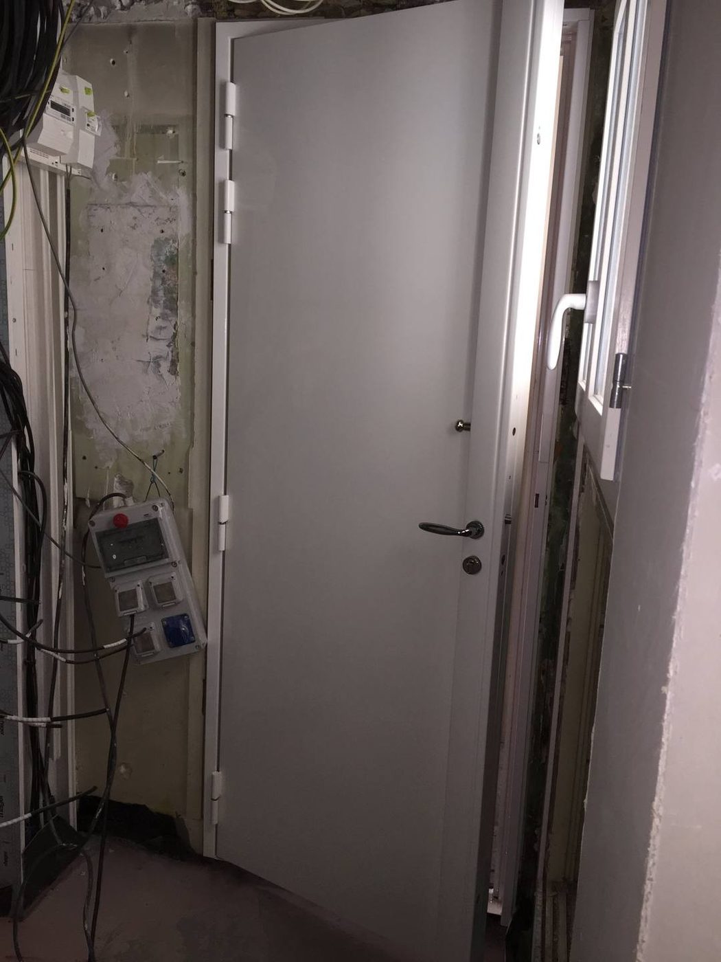 Porte acier laquée grise pare-feu posée en rénovation d'immeuble — EloxyMetal