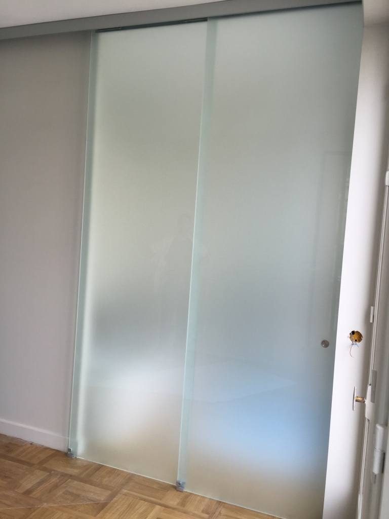 Porte coulissante en verre dépoli fabriquée sur mesure — EloxyMetal