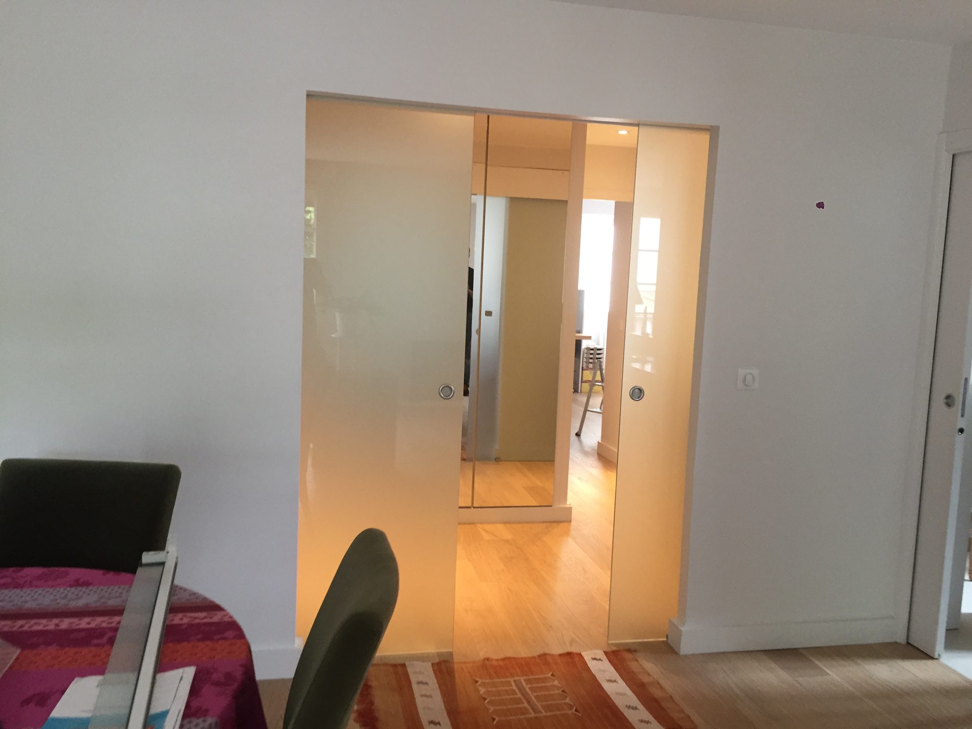Porte coulissante verre laqué blanc double vantaux galandage — EloxyMetal