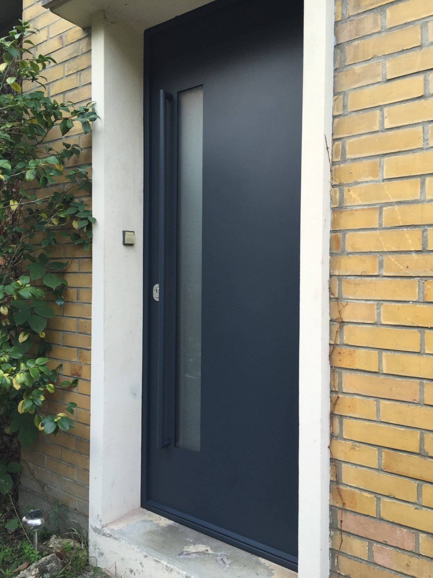 Le bloc-porte fini et posé : acier anthracite, vitrage dépoli. Sécurité, isolation et finition soignée pour l'entrée de la maison. — Bloc-porte acier blindé sur mesure à Puiseaux à Puiseaux